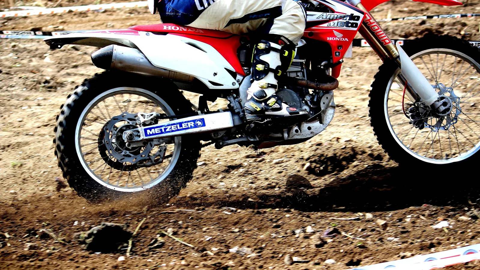 Pression pneu moto cross & enduro : tableau par terrain