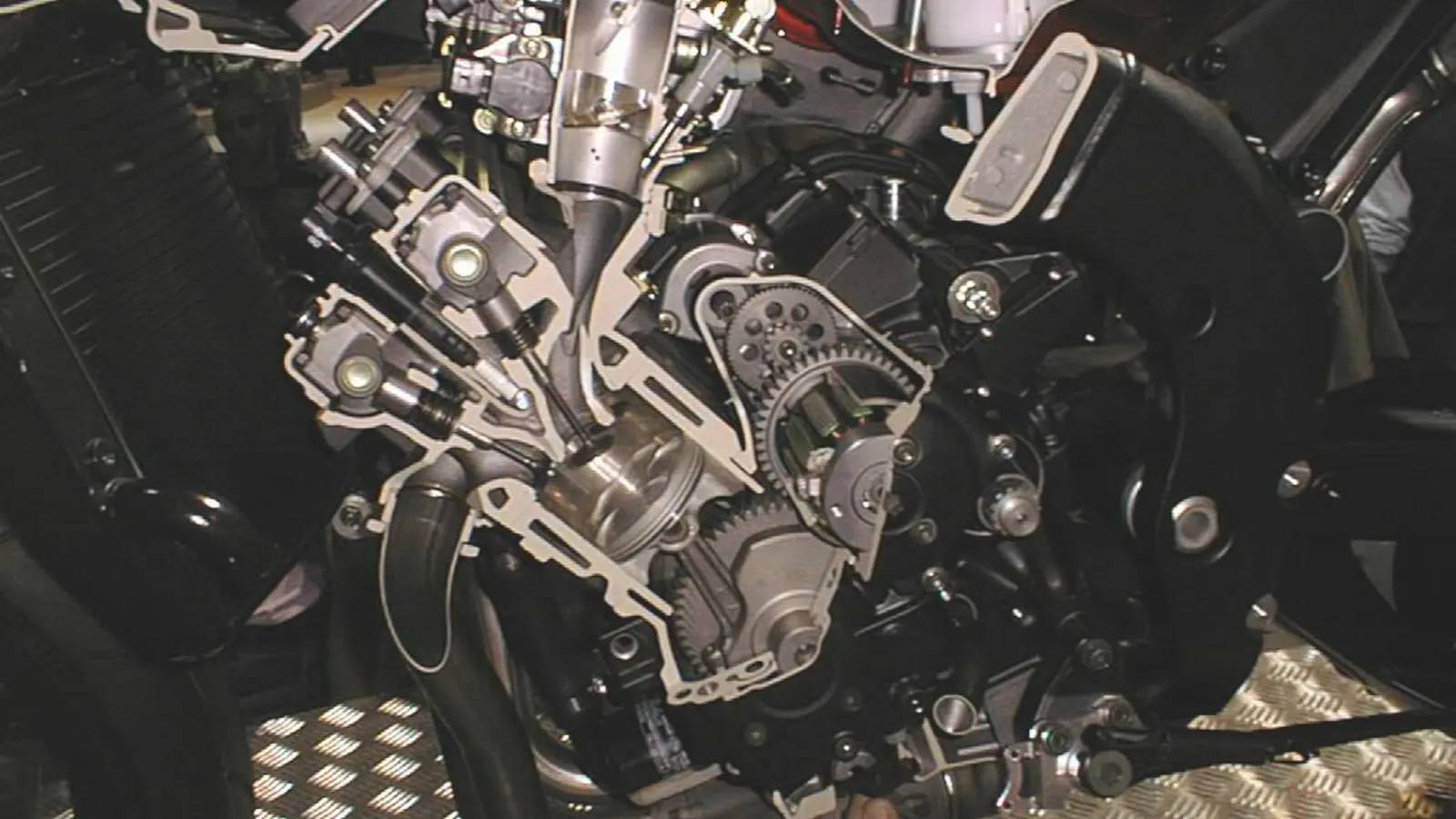 Four-stroke motocross top end: when to do it (by model and hours)