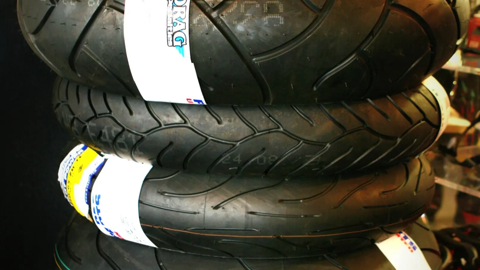 Pile de pneus moto au paddock : avant ton premier roulage, vérifie ta pression — c'est ce qui change le plus le comportement de la machine.